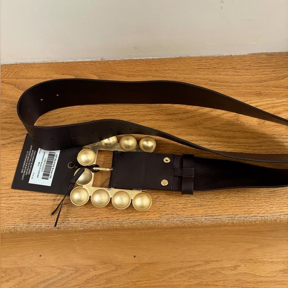 Cynthia Rowley Oversized Buckle belt. Dark brown leather. Gold buckle. - Picture 3 of 3